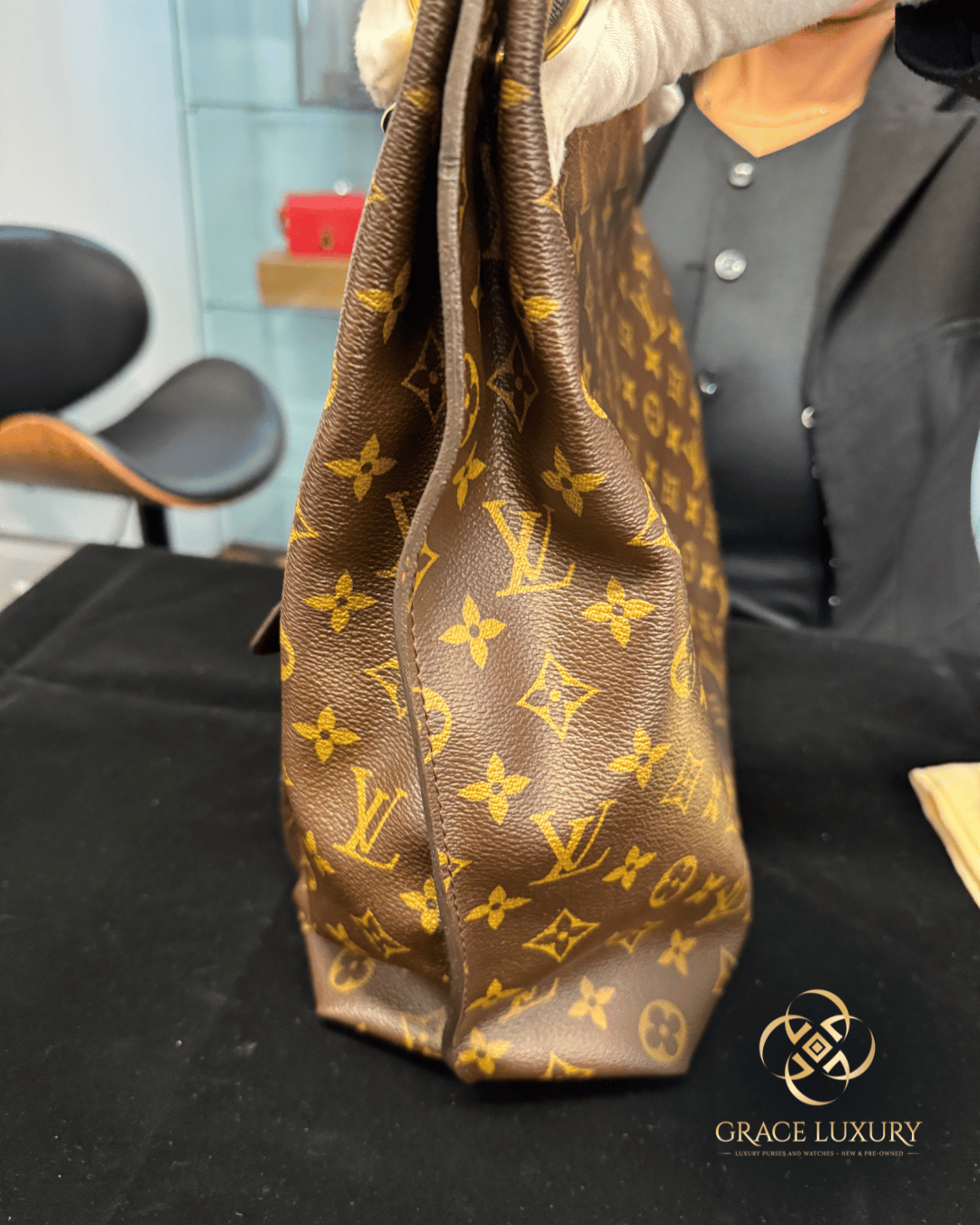 Louis Vuitton Hobo Metis Monogram